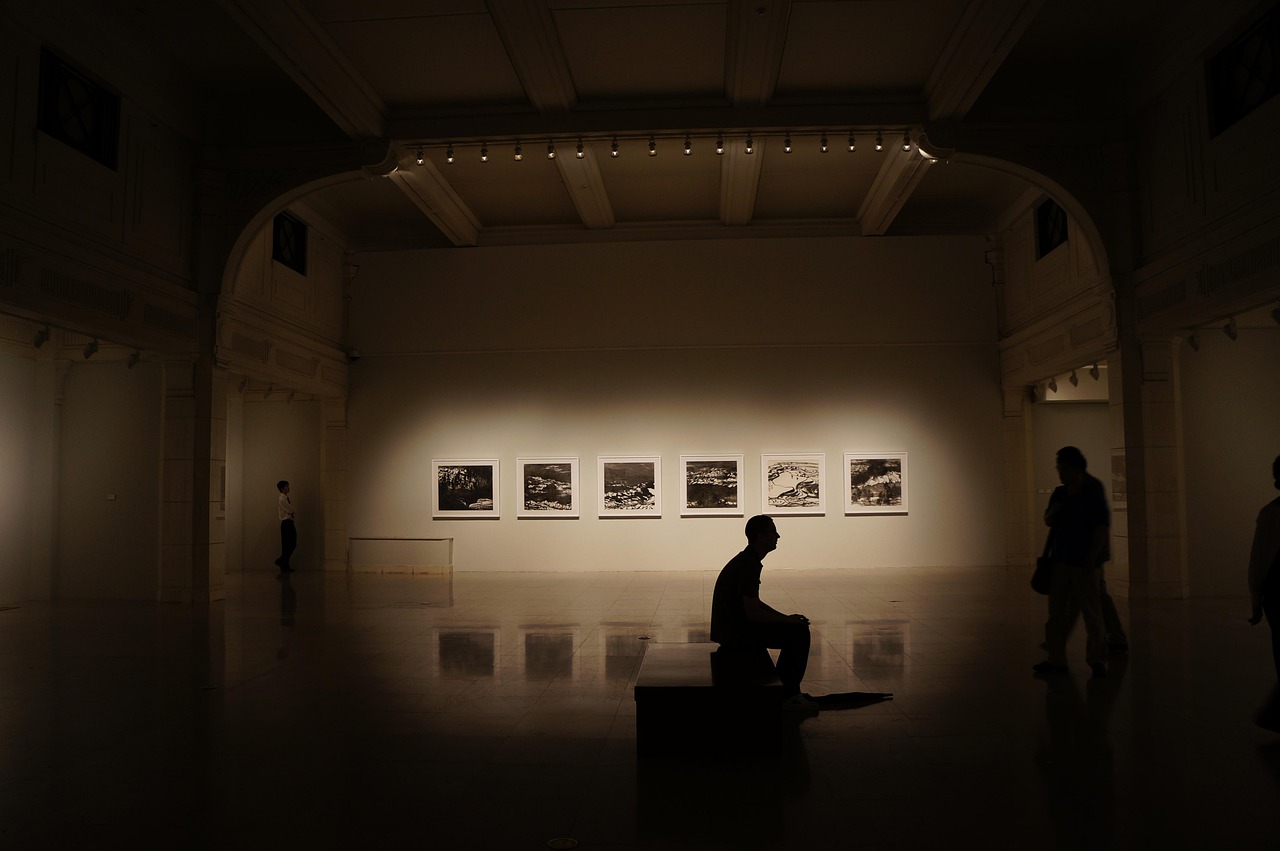 四月深流演员演绎人生百态，展现艺术魅力